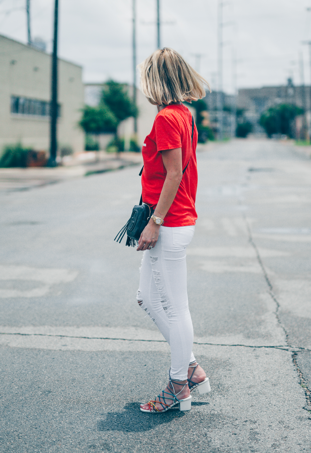 white-jeans-and-red-tee