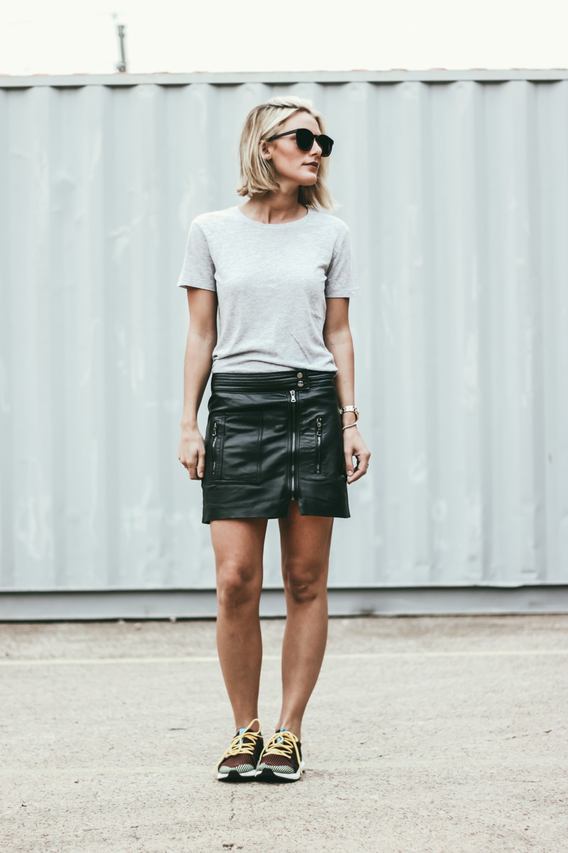 casual-outfit-sneakers-and-skirt